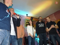 Uprostred Alena Kandrová