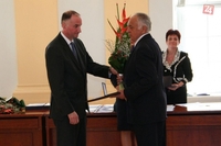 Michal Mlynár preberá Veľkú medailu sv. Gorazda