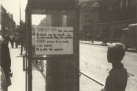 Chlapec číta rusko-slovenský plagát „Sovieti či Rusi – eto vaše delo” (– to je vaša práca) na telefónnej búdke v centre Prešova.(ÚPN)