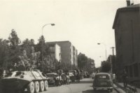 Osamelý invázny obrnený transportér v centre Prešova. (ÚPN)