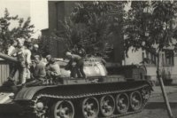 Posádka invázneho tanku a deti. Prešov. (ÚPN)