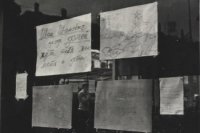 Výklad s protiokupačnými plagátmi v centre Prešova. Vpravo je ruský text „Ivan Ivanovič uchodi domoj ...!” (Ivan Ivanovič choď domov ...!). (ÚPN)