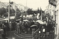 Demonštrácia pod dáždnikmi na prešovskom námestí. (ÚPN)