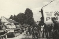 Demonštranti a invázna kolóna tankov v prešovských uliciach. (ÚPN)