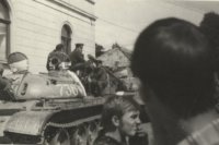 Demonštranti a posádka tanku. Prešov (ÚPN)