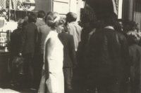 Hlad po informáciách. Tlačenica pred výkladom obchodu v centre Prešova (ÚPN)