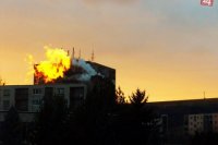 Narazenie športového lietadla do vežiaka na sídlisku III. Následkom nárazu si pilot obaril ruku horúcim čajom z termosky a rozhorel sa Bikoš.