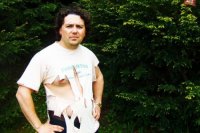 Muž po stretnutí s medveďom v blízkosti Spievajúcej fontány. Podľa Ivana B. je objatie medveďa silnejšie než objatie veverice, plcha, či sesternice.