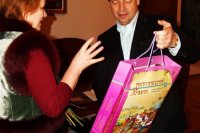 Ukrajinská konzulka Oľga Benč ukazuje na prstoch, koľko dní vydrží primátorovi osviežujúci nápoj, ktorý mu k darčeku pribalila.