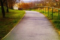 Chodník končí, ale priechod chýba.