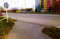 Priechod pre chodcov je až na najbližšej zastávke MHD o kúsok ďalej.