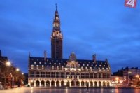 Univerzitná knižnica Katolíckej univerzity v belgickom Leuvene bola v roku 1928 postavená v neo-flámskom renesančnom štýle. Počas druhej svetovej vojny knižnica spolu s 900-tisícmi knihami vyhorela, neskôr ju zrekonštruovali do pôvodnej podoby podľa 