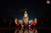 Moskovská štátna univerzita M. V. Lomonosova z roku 1953, ktorá sa rozkladá na ploche 1,6 kilometrov štvorcových, je najväčšou a najstaršou univerzitou v Rusku. Krátko po dokončení bola siedmym najvyšším mrakodrapom na svete, dnes sa pýši výškovým pr