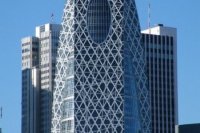 Mode Gakuen Cocoon Tower v Tokiu je známa aj pod prezývkou Obrovská kukla. Moderná výšková budova z roku 2008 je zároveň druhou najvyššou univerzitou na svete.