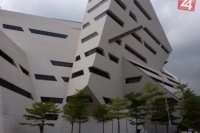 Kreatívne mediálne centrum Run Run Shaw v Hongkongu, ktoré bolo postavené v roku 2011, pripomína lezeckú stenu. V roku 2012 budova získala ocenenie BEAM Platinum za splnenie náročných kritérií udržateľného rozvoja.