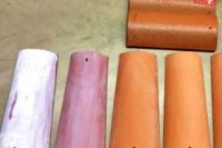 Škridla pokrytá oxidom titaničitým (vľavo) a bez náteru