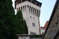 Smolenický zámok - pohľad na vežu z dolného nádvoria