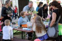 deti pri tvorení tekvíc