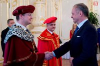 Vpravo prezident SR Andrej Kiska a vľavo Miroslav Kelemen z Vysokej školy bezpečnostného manažérstva v Košiciach. Uprostred Vladimír Hiadlovský z Univerzity Mateja Bela v Banskej Bystrici.