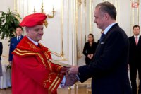 Vpravo prezident SR Andrej Kiska a vľavo Vladimír Hiadlovský z Univerzity Mateja Bela v Banskej Bystrici.