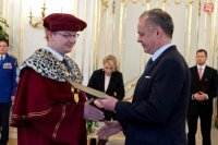 Vpravo prezident SR Andrej Kiska a vľavo Miroslav Kelemen z Vysokej školy bezpečnostného manažérstva v Košiciach.