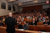 Publikum a moderátor Dominik Orfanus