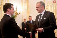Vpravo prezident SR Andrej Kiska a vľavo prijíma menovací dekrét na post ministra školstva, vedy, výskumu a športu Juraj Draxler.