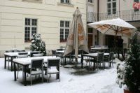 Záhradné reštaurácie si musia počkať na teplejšie počasie.