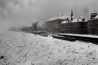 1956: V dôsledku dlhotrvajúcich mrazov zamrzol Dunaj, hrúbka ľadu bola 1,8 metra.