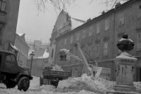 Na archívnej snímke z 8. februára 1963 stroje v uliciach Bratislavy odpratávajú sneh.