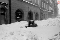 Na snímke z 12. januára 1987 je zaviate auto pri Moste SNP v Bratislave.