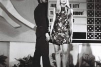 Na archívnej snímke z 13. júna 1968 spievajú Helena Vondráčková a Waldemar Matuška pesničku s názvom " To sa nikdy nedozvie FOTO TASR - Magda Borodáčová