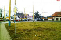 Samovoľne otáčavá značka Hlavnej cesty. Raz smeruje vodičov správne, inokedy ich vedie k trávniku