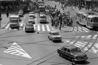Na archívnej snímke z 22. júla 1973 dopravný ruch na Námestí SNP v Bratislave. FOTO TASR - Jozef Teslík.