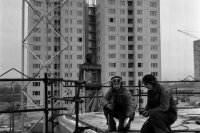 8. december 1976. Stavbári Pozemných stavieb Bratislava dokončujú v rámci bytovej výstavby na pravom brehu Dunaja 288 bytov v troch vežových domoch.  Kúrenári zo Stavomontáží Peter Krížik a Jozef Štara montujú ústredné kúrenie. FOTO - Štefan Petráš.
