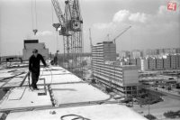 8. august 1980. Výstavba bratislavskej mestskej časti Petržalka. Bytová výstavba začala v roku 1973 a je rozdelená na 3 zóny -  Háj, Lúky a Dvory.  FOTO - Štefan Petráš.
