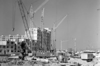 8. august 1980. Výstavba bratislavskej mestskej časti Petržalka. Bytová výstavba začala v roku 1973 a je rozdelená na 3 zóny -  Háj, Lúky a Dvory.  FOTO - Štefan Petráš.
