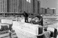 9. september 1980. Bytová výstavba bratislavskej mestskej časti Petržalka. Výstavba Petržalky, ktorá sa začala v roku 1973 je rozdelená na 3 časti - Háj, Lúky a Dvory. Zábery z výstavby sídliska Lúky. FOTO - Peter Šimončík.