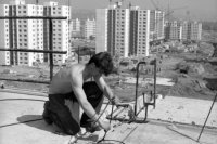 26. júna 1984. Výstavba sídliska Dvory. Na snímke elektrikár Ľuboš Kučera z Pozemných stavieb Bratislava, závod Stavomontáže pri zakladaní elektrických rozvodov na 11. podlaží. FOTO - Štefan Petráš.