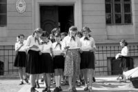 Na archívnej snímke z 18. júna 1955 koniec školského roka v areáli osemročnej strednej školy s vyučovacím jazykom maďarským v Bratislave.