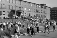 Na snímke z roku 1965 pohľad na stovky žiakov zo Základnej deväťročnej školy na Sibírskej ulici v Bratislave odchádzajú na prázdniny.