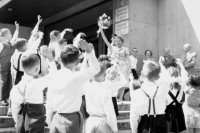 Na archívnej snímke z 30. júna 1965 koniec školského roka v areáli  Základnej deväťročnej školy na Sibírskej ulici v Bratislave.