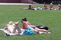 Bratislavčanky si užívajú slnko na Kuchajde