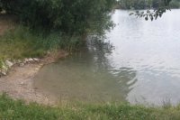 Jeden z mála plytkých prístupov do vody na Vajnorskom jazere