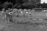 Na snímke si deti pripravujú táborák.