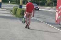 Najlepší, či najhorší outfit v horúčavách? Východniar si s tým hlavu zrejme nelámal.