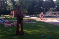 V areáli je veľa miesta na ležanie aj v tieni a na upravenej tráve.