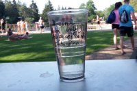 Každý deň víta hostí na ukážku pohár vody z bazéna