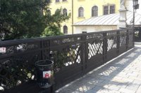 Takéhoto pošpineného zábradlia sa aj bojíte dotknúť.