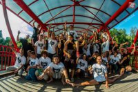 Parkouristi v tričkách od sponzora Etre Fort